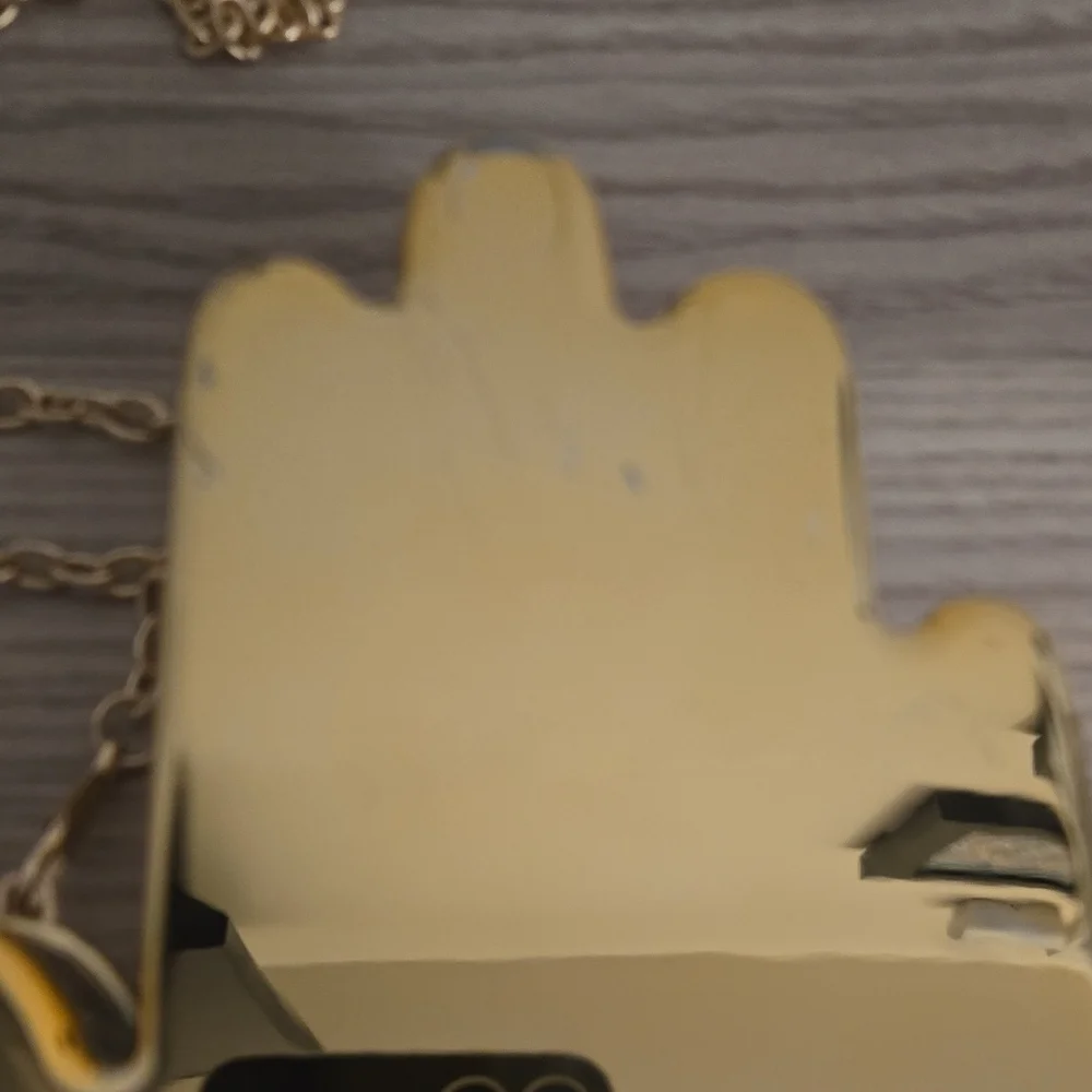 Hand Shaped Chain Crossbody Bag - Picture 4 of 9